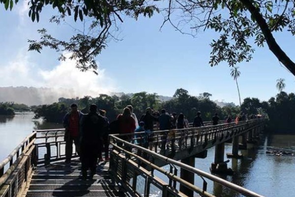 oberer Rundgang Besucher spazieren auf dem oberen Rundweg an den Iguazú-Wasserfällen entlang
