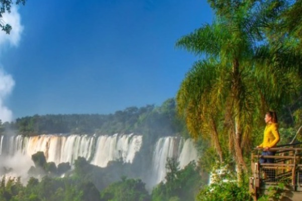 frau Steg Iguazú-Wasserfälle brasilianischen Seite. rau auf einem Steg mit Blick auf die Iguazú-Wasserfälle von der brasilianischen Seite