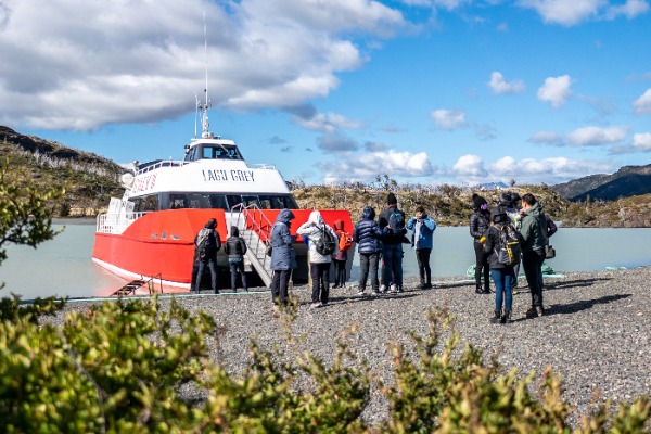 Vor dem Betreten des Schiffes Gruppe vor dem Einsteigen in den Grey III