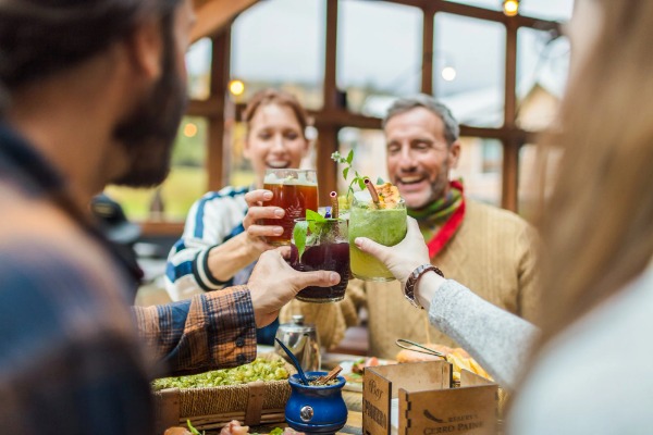 Trinkspruch in der Hotelbar zwei Paare stoßen in der Cocktailbar an