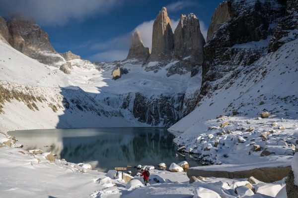 Torres Base im Winter Lagune und Torres del Paine im Winter mit Schnee bedeckt
