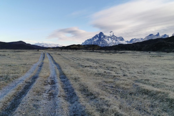 Las-Carretas-Weg Las Carretas-Pfad in Torres del Paine mit Blick auf das Paine-Massiv und die patagonische Steppenlandschaft bei Sonnenaufgang.