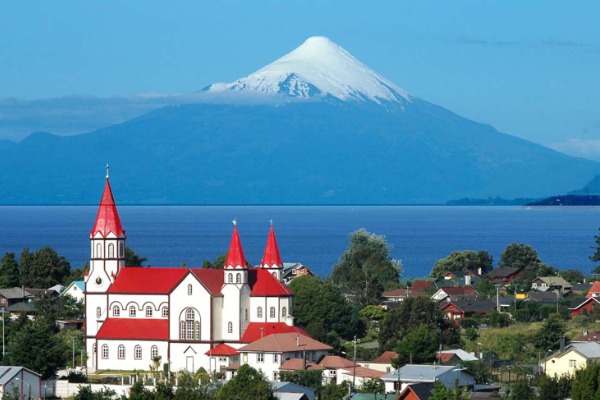 Kirche in Puerto Varas mit dem Vulkan Osorno im Hintergrund