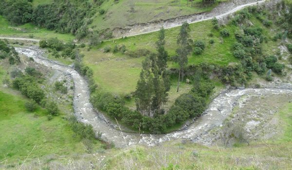 Wanderweg entlang des Flusses auf dem Quilotoa-Rundweg Trekkingpfad entlang eines Flusses im Tal bei der Lagune von Quilotoa
