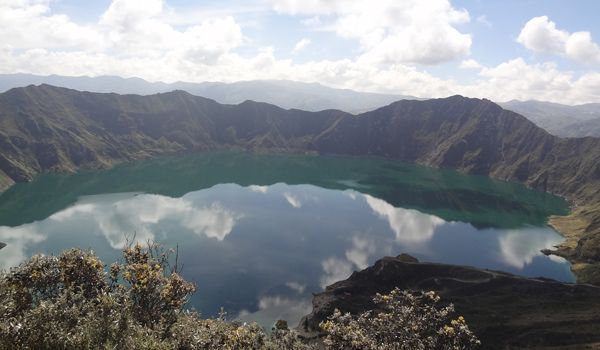 Lagune von Quilotoa, vulkanischer Krater mit smaragdgrünem Wasser Blick auf die Lagune von Quilotoa mit Spiegelungen; wichtigste Station der 3-tägigen privaten Tour