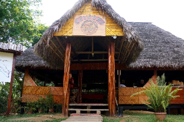 Eingang Caiman Lodge Eingangsveranda mit Schild für Caiman Lodge