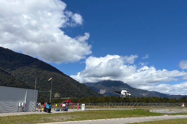 Gruppe wartet auf Fox Glacier Hubschrauberlandeplatz