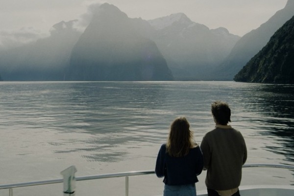 Reisende besuchen den Milford Sound mit dem Boot