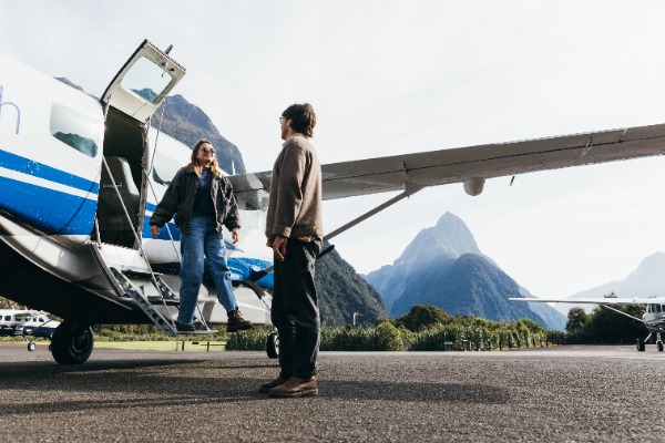 Passagiere steigen in Milford Sound aus dem Leichtflugzeug aus