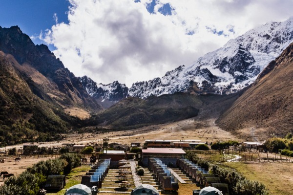 Domo Salkantay von außen mit Gebirgskette im Hintergrund