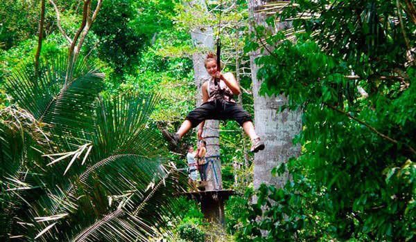 erika lodge zip line im manu nationalpark Frau an der Seilrutsche in der Erika Lodge Manu