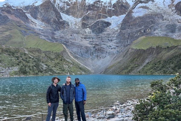 Grüne Lagune mit dem Salkantay-Gletscher im Hintergrund auf dem Salkantay-Trek