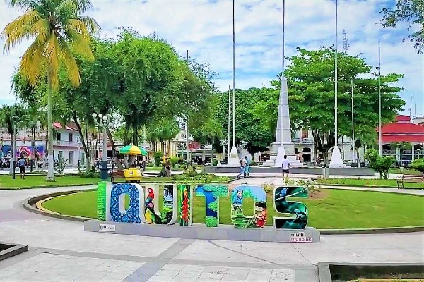 Iquitos-Plakat in leuchtenden Farben auf dem Hauptplatz der Stadt