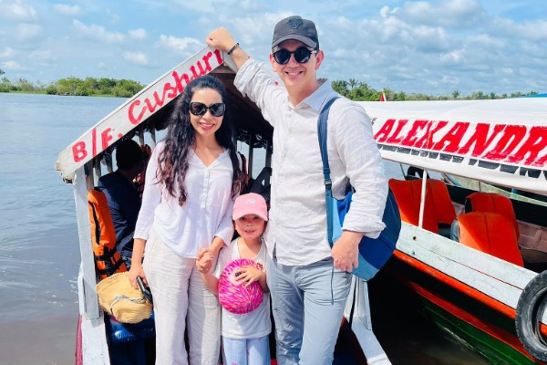 Eine Familie auf einem traditionellen Boot auf einem Amazonasfluss während der Pacaya Samiria Tour