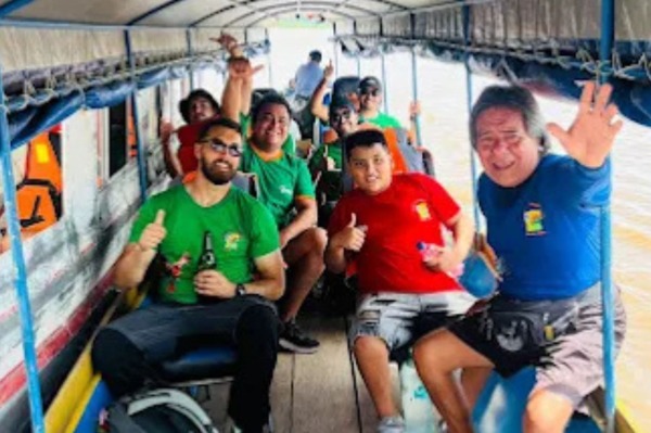 Touristen, die die Tour beginnen