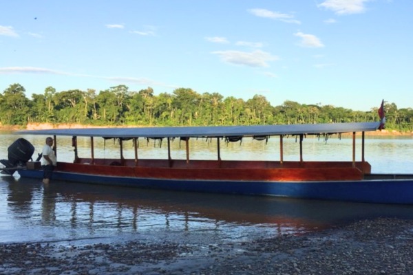 Flussboot auf dem Fluss Madre de Dios im Amazonasdschungel bei Puerto Maldonado, Tambopata