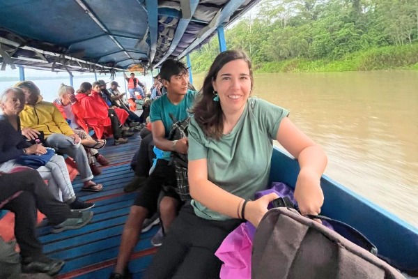 Reisende, die mit dem Boot auf dem Madre de Dios-Fluss auf dem Weg zur Amazonas-Lodge in Puerto Maldonado unterwegs sind.