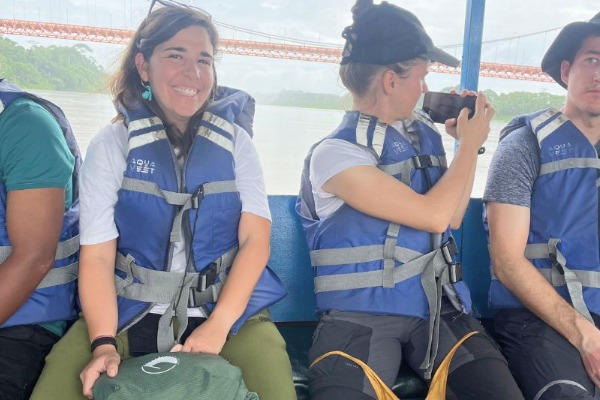 Boot auf dem Fluss Madre de Dios Touristen mit Schwimmwesten, die mit dem Boot auf dem Madre de Dios Fluss auf dem Weg zur Lodge in Puerto Maldonado unterwegs sind.