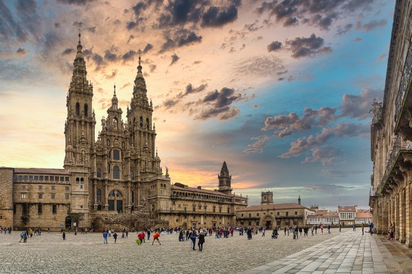 Kathedrale von Santiago de Compostela am Ende des Jakobswegs Kathedrale von Santiago de Compostela und Plaza del Obradoiro am Ende des französischen Jakobswegs von Sarria aus
