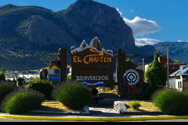 Traffic circle at the entrance to El Chaltén with mountains in the background.