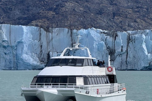 Catamaran with glacier Excursion Catamaran with Viedma Glacier in the background