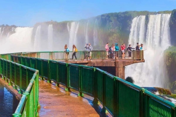 Tourists walking along the walkways on the Argentine side of Iguazú Falls