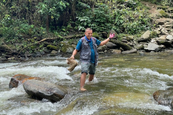 guide crossing the river on the way to Ciudad Perdida