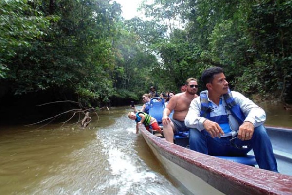 river transfer canoe cuyabeno guide and passengers in canoe transfer on the Cuyabeno river