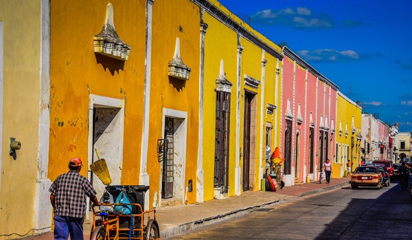 colorful houses of valladolid mexico