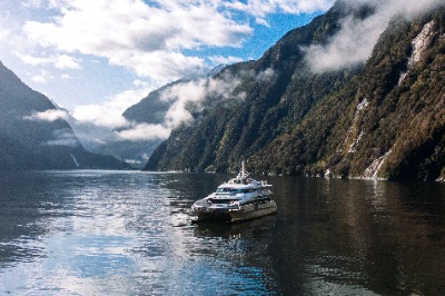 Milford Sound Coach Cruise Fly​