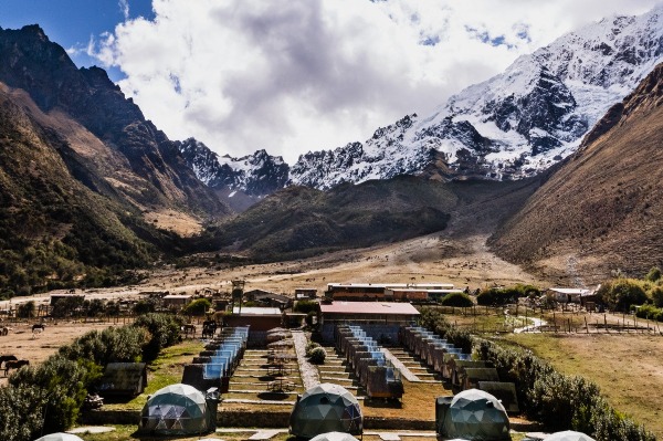 Domo Salkantay desde fuera con cordillera de fondo