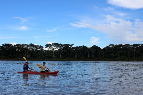 two people kayaking in the Madre de Dios river