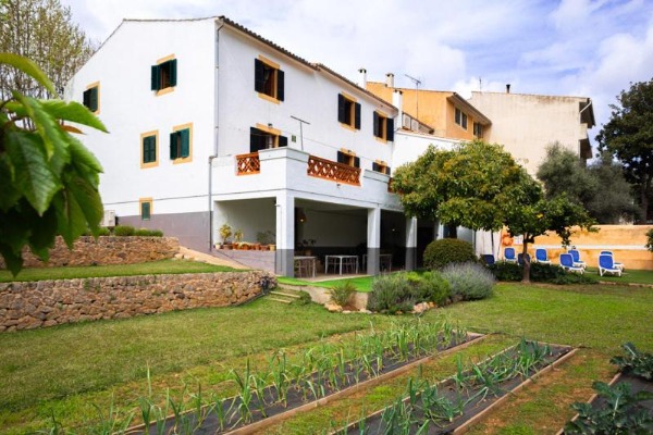 Exterior of the hostel in Esporles, featuring a garden and green space Rural guesthouse in Esporles with a garden and vegetable garden in Mallorca