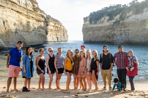 grupo viajeros garganta acantilado loch ard gorge grupo viajeros con garganta acantilado loch ard gorge de fondo