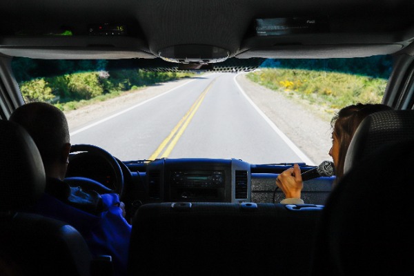 interior minibus guia hablando en interior minibus
