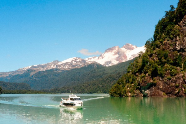 barco en el lago frías