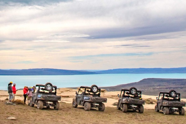 vista panorámica y 4x4 cuatro vehiculos 4x4 en mirador frente a vistas panoramicas