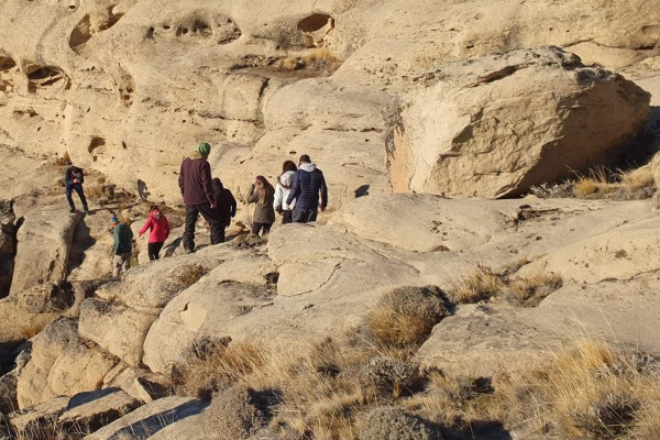 grupo en laberinto de piedra grupo de viajeros explorando el laberinto de piedra