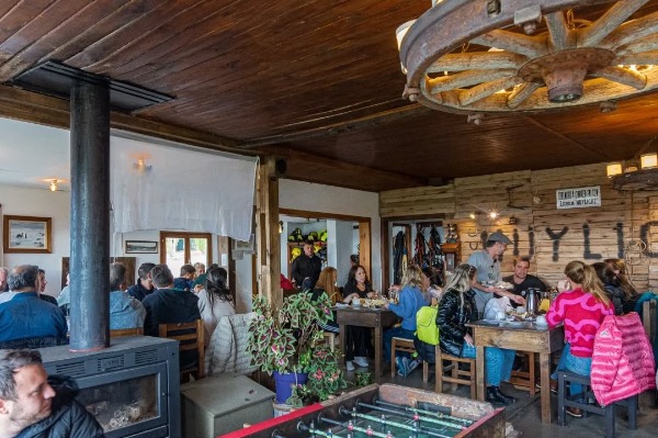 Comedor de la estancia Huyliche con gente