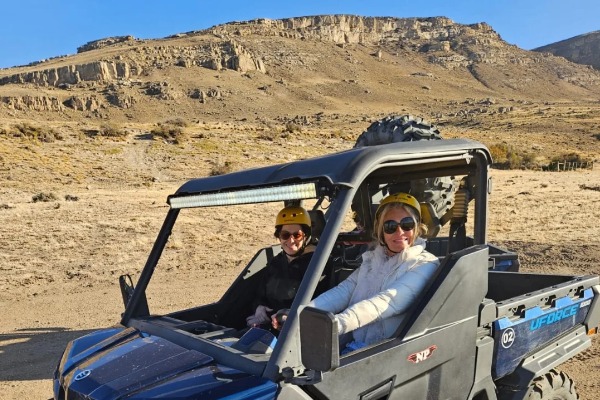 Una mujer conduciendo el 4x4 y su acompañante