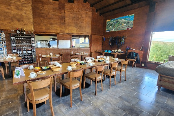 mesa del comedor en estancia Alice con vistas desde la ventama