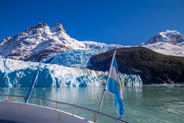 vista glaciar con bandera argentina desde cubierta barco glaciares gourmet