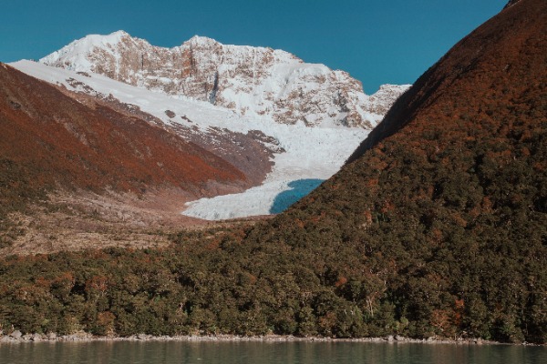 glaciar colgante heim encima del lago en un dia soleado