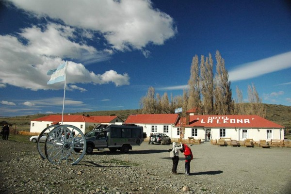 Parada en el histórico Hotel La Leona Viajeros frente al Hotel La Leona durante el trayecto entre El Calafate y El Chaltén