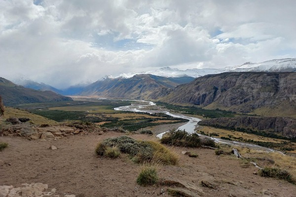 Vista desde el Mirador Río de las Vueltas Valle del río De las Vueltas visto desde el mirador en el sendero a Laguna Capri, El Chaltén