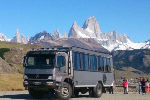 Atego 4 x 4 con turistas y cordillera de fondo