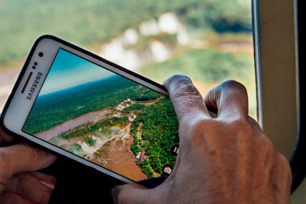 Pasajero hace fotos de vistas desde helicóptero