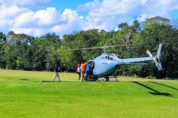 Pasajeros subiendo a helicóptero