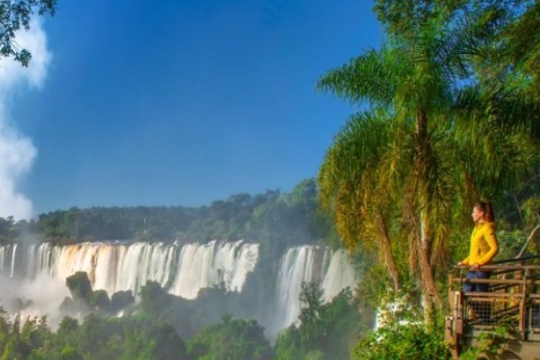 mujer pasarela cataratas iguazú lado brasileño Mujer observa las Cataratas del Iguazú del lado brasileño desde pasarela