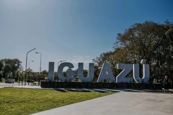 Cartel de Iguazú en el punto de salida de la excursión a las Minas de Wanda y Ruinas de San Ignacio